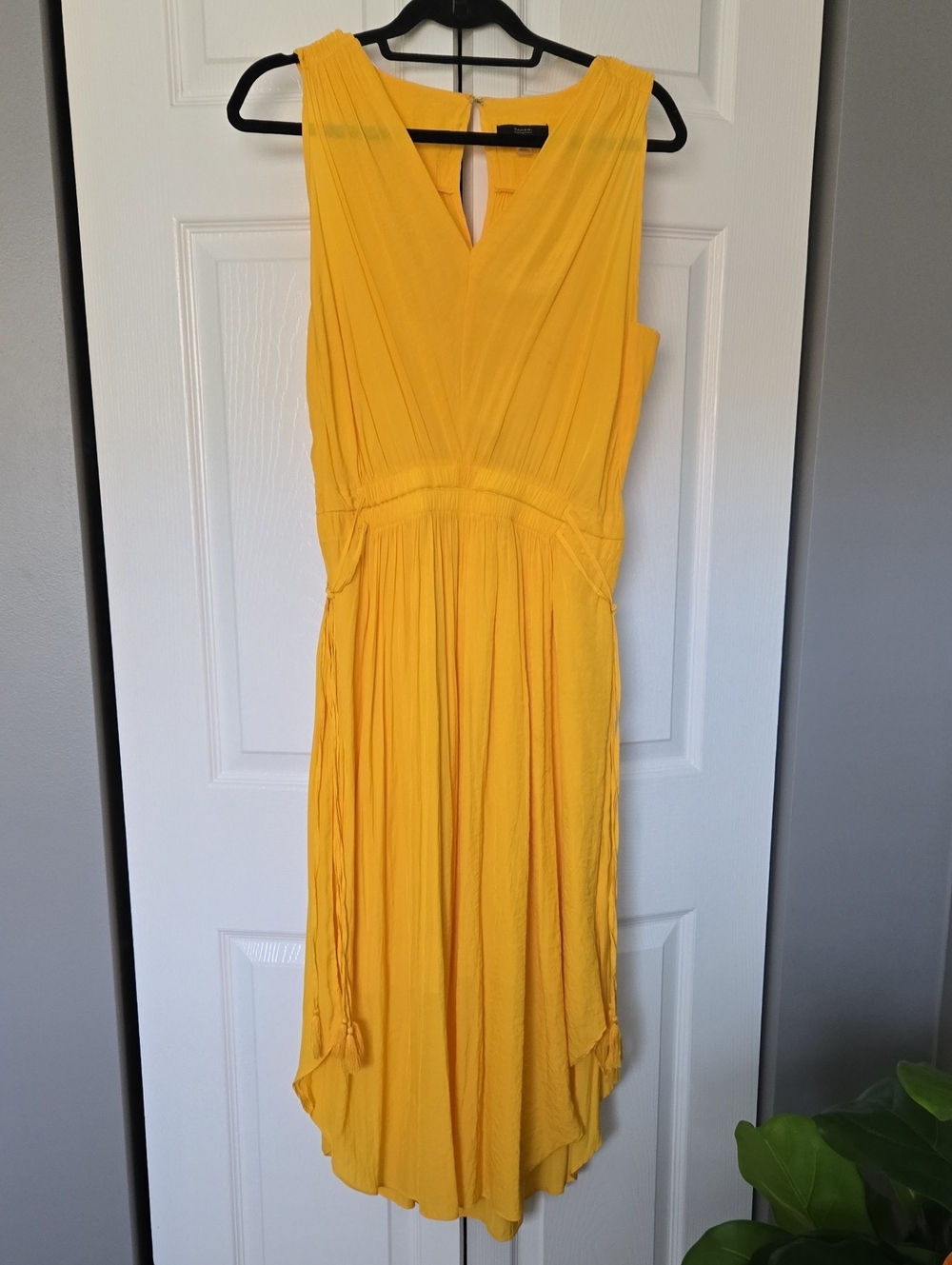 Tahari Yellow Sleeveless Fully Li ned V-Neck Women’s Dress